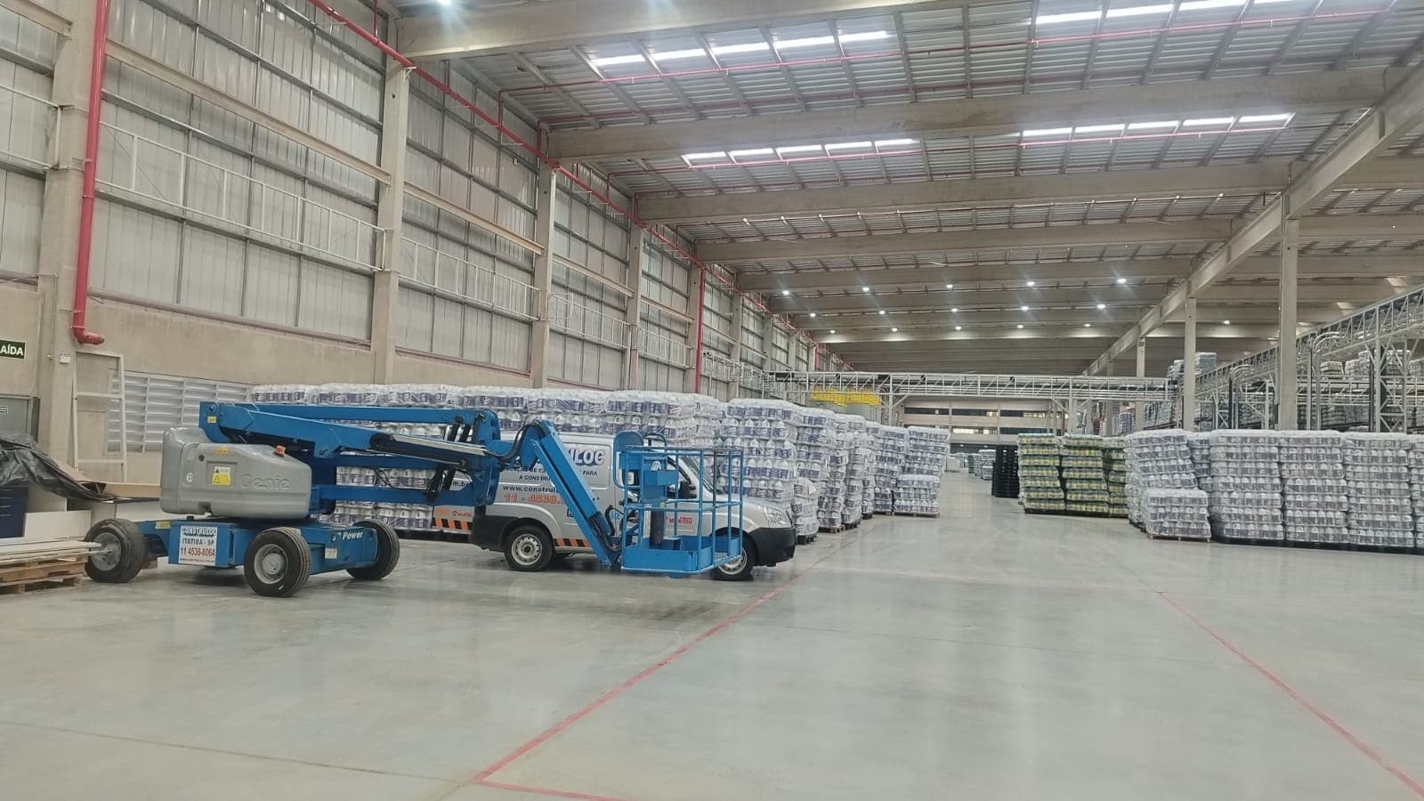 Frota de plataformas elevatórias para locação no galpão da Construloc