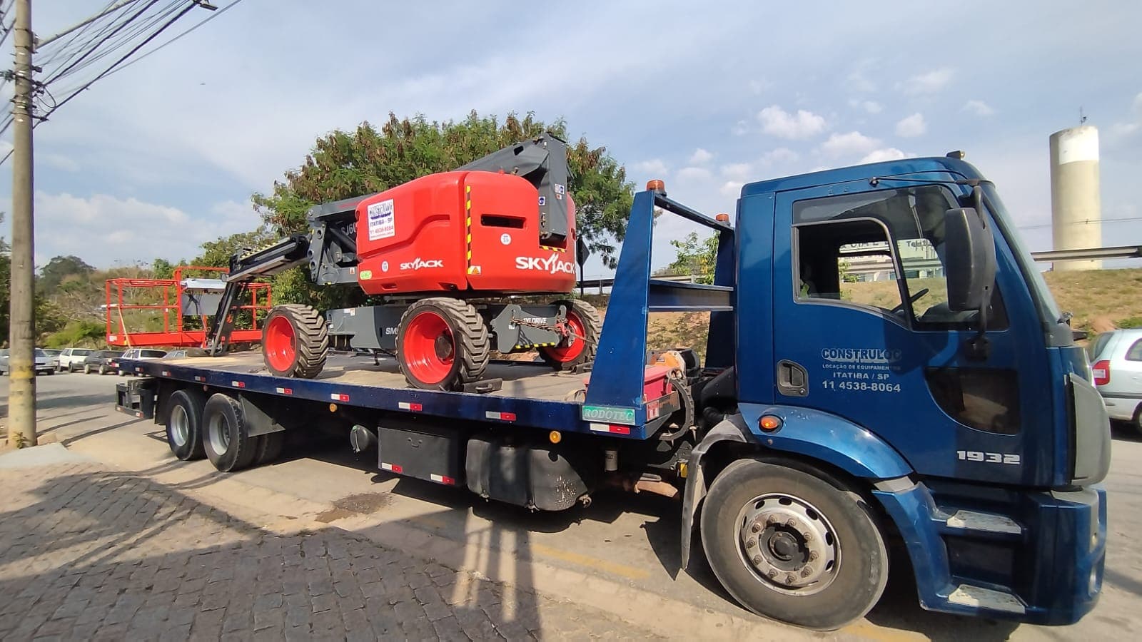Caminhão da Construloc entregando plataforma elevatória Skyjack em Itatiba