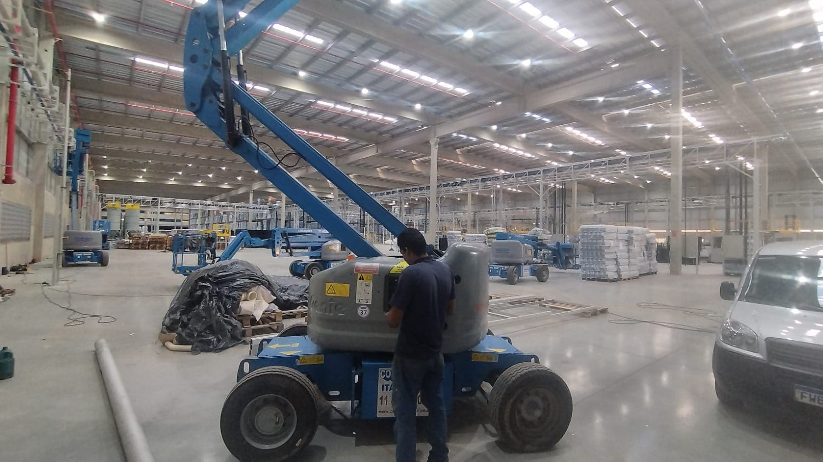 Plataforma articulada em operação no galpão de equipamentos da Construloc