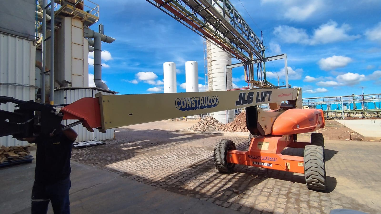 Plataforma articulada JLG Lift para locação da Construloc em obra em Itatiba